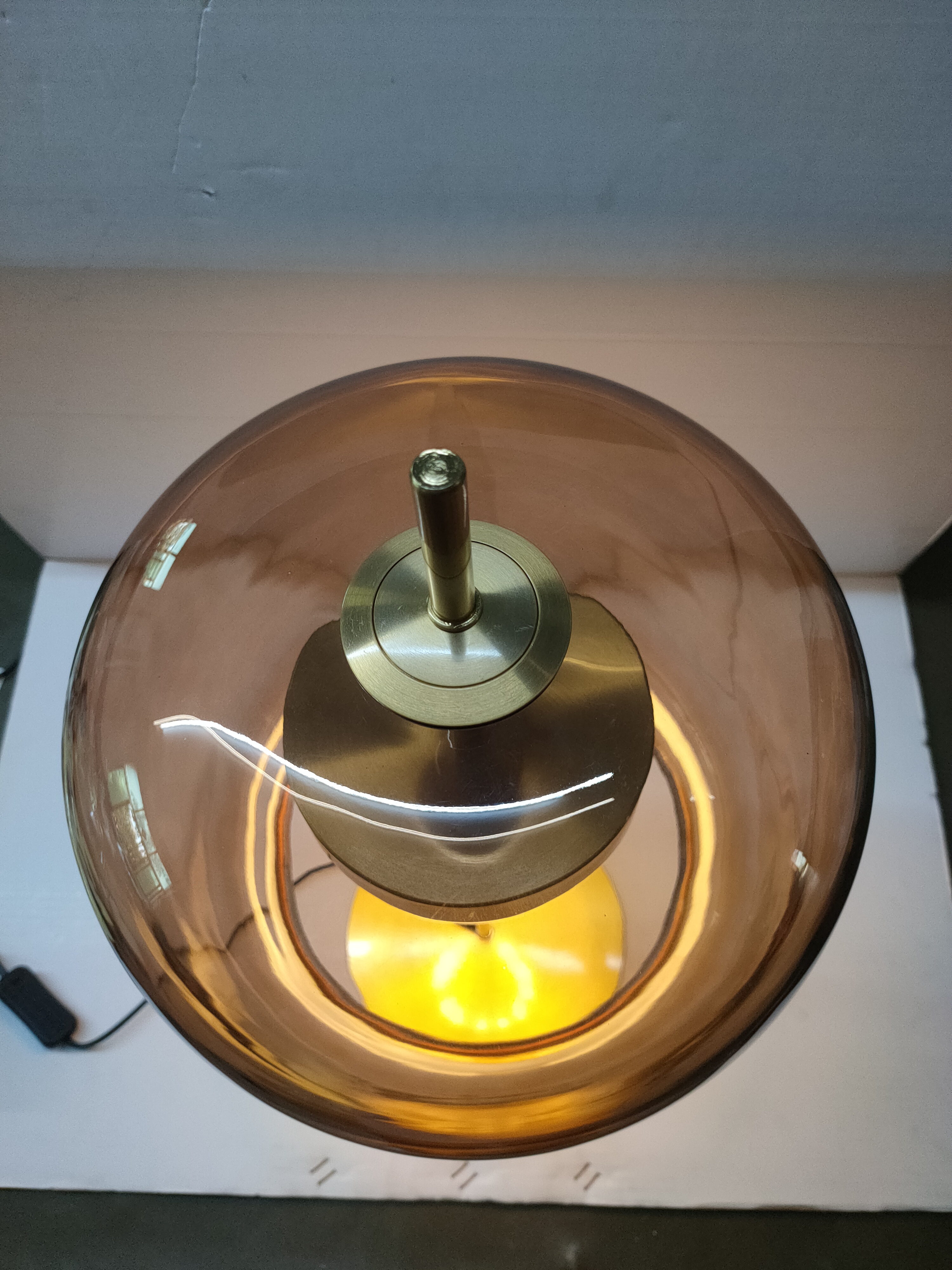 مصباح طاولة زجاجي حديث من العنبر الذهبي في الغرفة (KIH-34T)