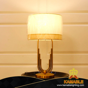 الصفحة الرئيسية فيلا على شكل U تصميم فريد من نوعه مصباح طاولة معدني ذهبي (KA523-T)