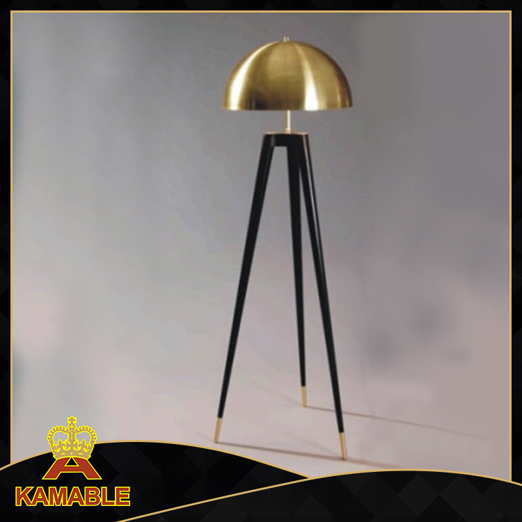 مصباح أرضي بتصميم معدني بلون ذهبي (KAF6102)