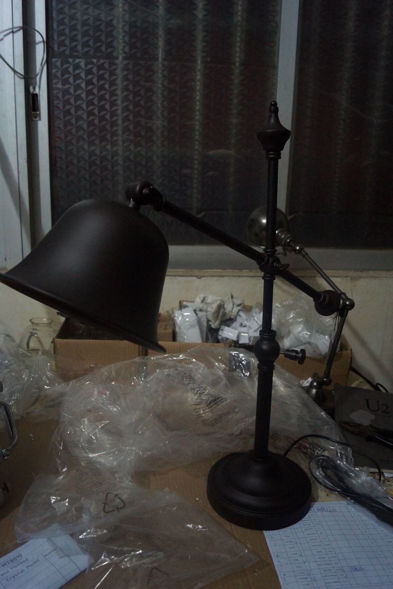 المعادن الصناعية السوداء منحني المعادن الزخرفية في الأماكن المغلقة مصابيح الطاولة (MT8010)